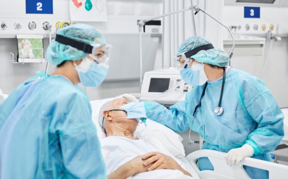 ppe_coronavirus_patient_senior_hospital_589X367 ppe_coronavirus_patient_senior_hospital_589X367